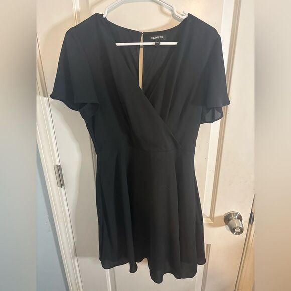 Express Black chiffon mini Dress size 8 EUC - Picture 1 of 3